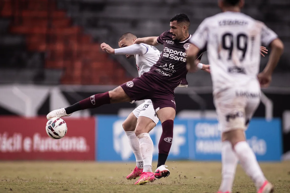Ferroviária volta a levar três gols em uma partida e liga alerta