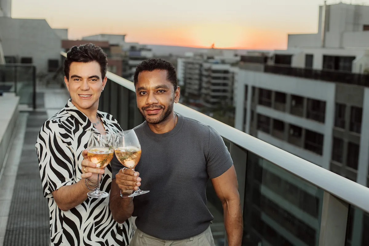 Tiago Correia e Wellington Marques recebem amigos em animado sunset