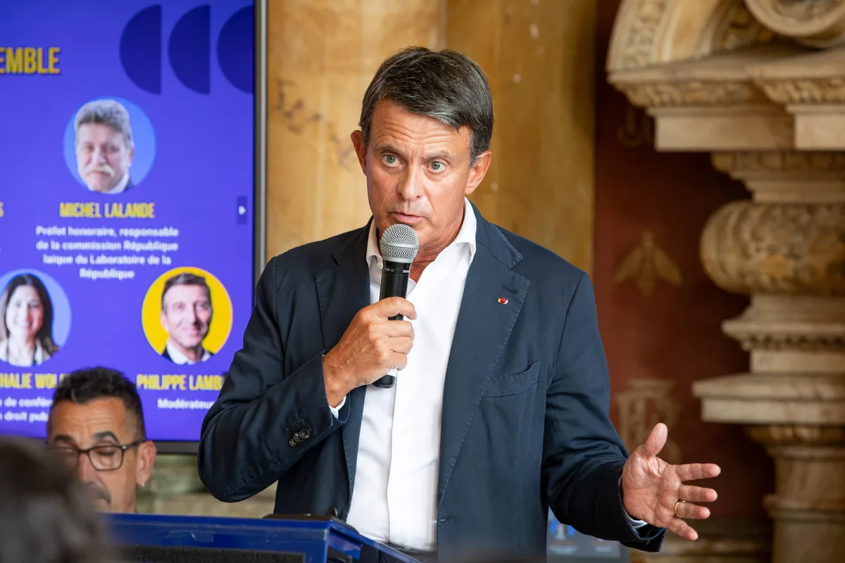 Manuel Valls sur les filles voilées dans l'espace public : "Il faudra légiférer"