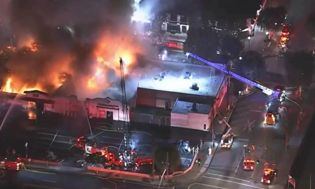 Más de 100 bomberos combatieron un incendio que destruyó varios comercios en Los Angeles