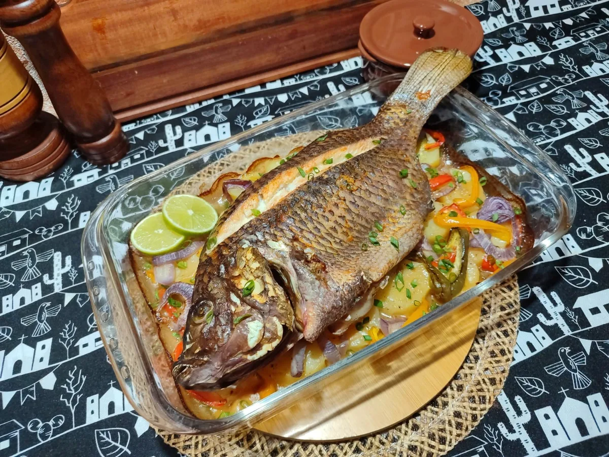 Aprenda a fazer tilápia assada com batatas e legumes