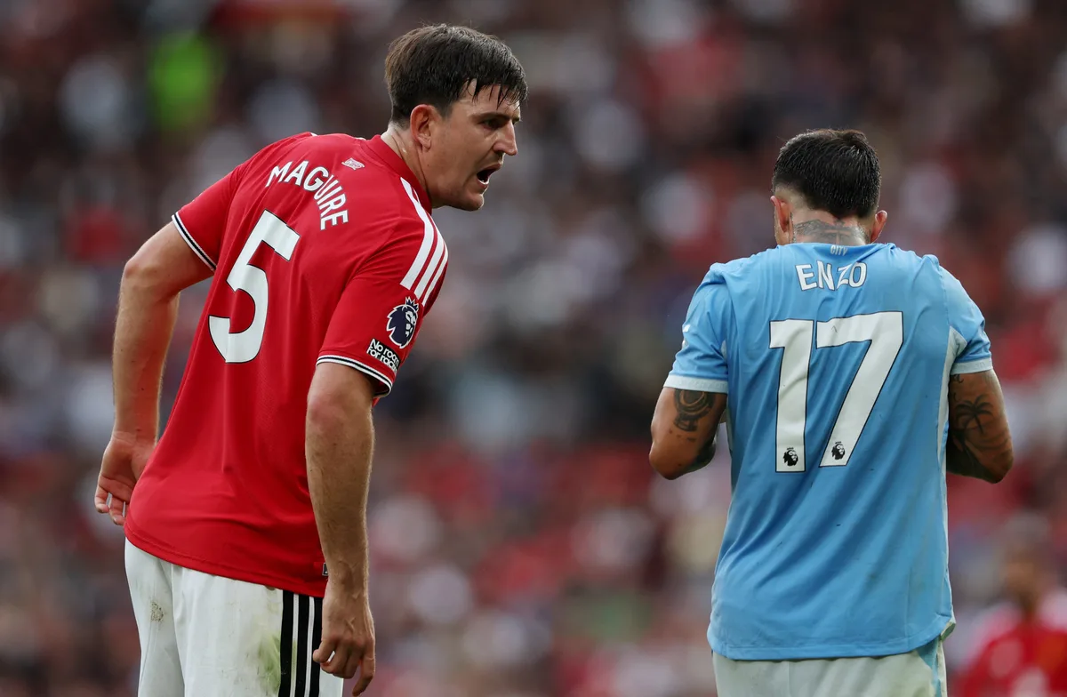 El Manchester City le ganó al United con un nombre menos: el tiro en el palo de Enzo Fernández y su áspero cruce con Maguire