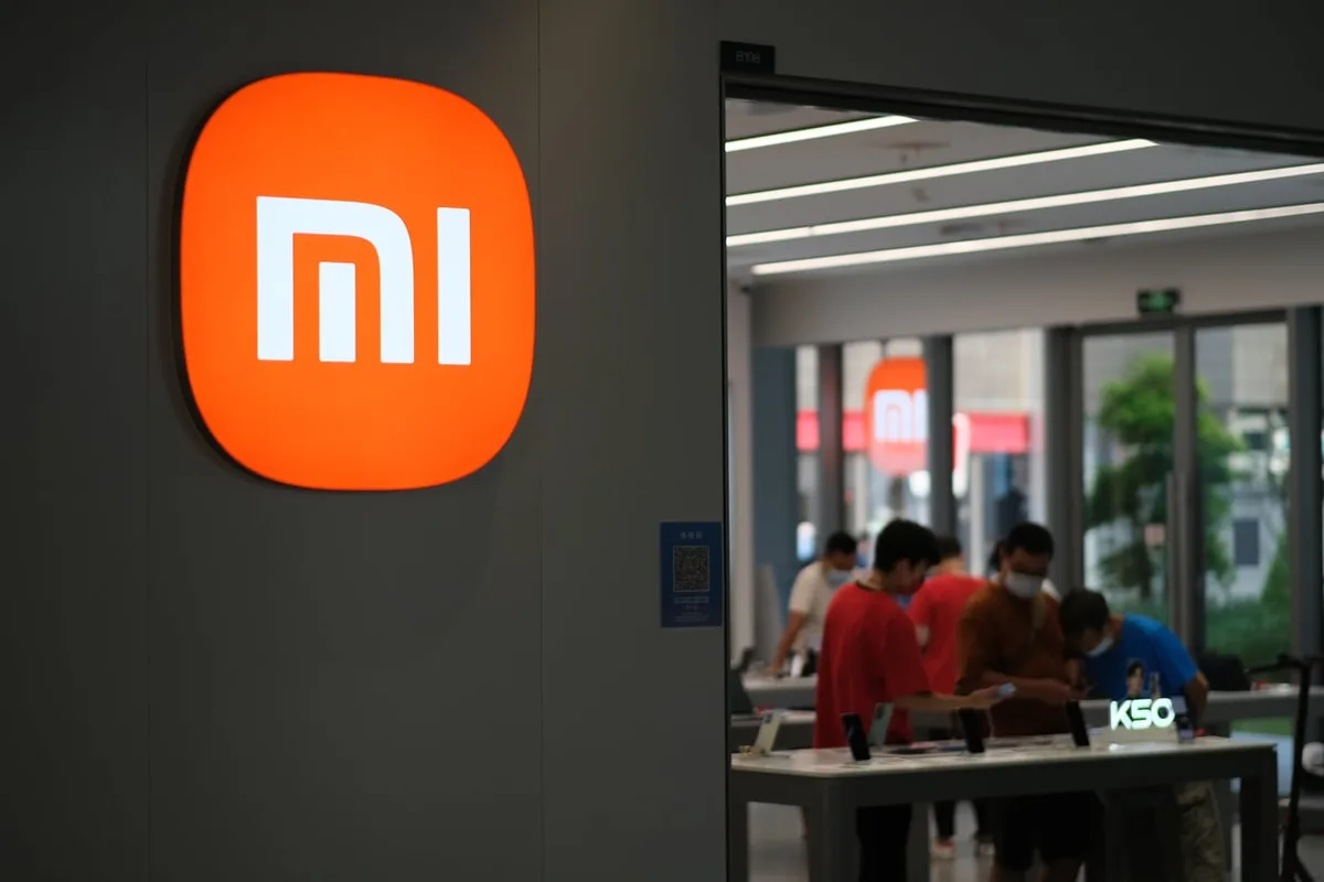 Xiaomi vê lucro cair 20,5% no 2T26; smartphones pressionam, mas carros elétricos avançam