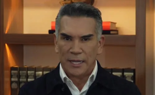 Alito Moreno acusa a Morena de querer controlar al INE; critica presencia de Rosa Icela Rodríguez en arranque electoral