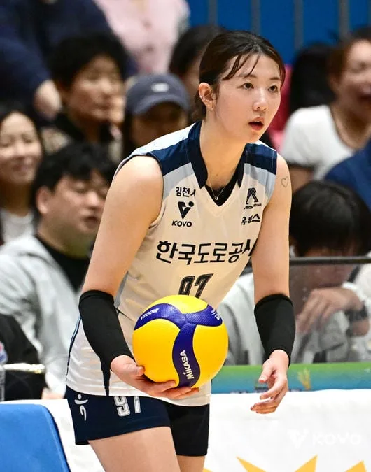 ‘8억’ 연봉퀸 보유구단 어떻게 무너트렸나…배구명가의 귀환, 컵대회 최다 우승 미쳤다 “선수들 헌신이 만든 우승”