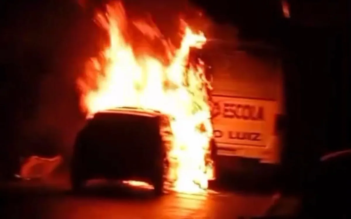 Motorista bate em micro-ônibus escolar, provoca incêndio com destruição de veículos e foge