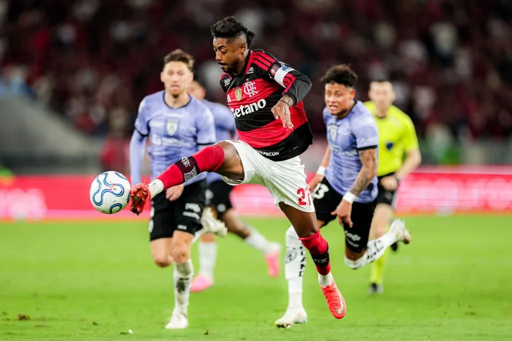 Com um jogador a menos, Flamengo segura Del Valle no Maracanã e avança na Libertadores