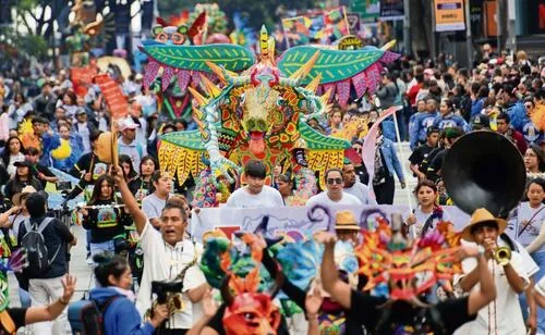 Figuras fantásticas desfilan por Reforma