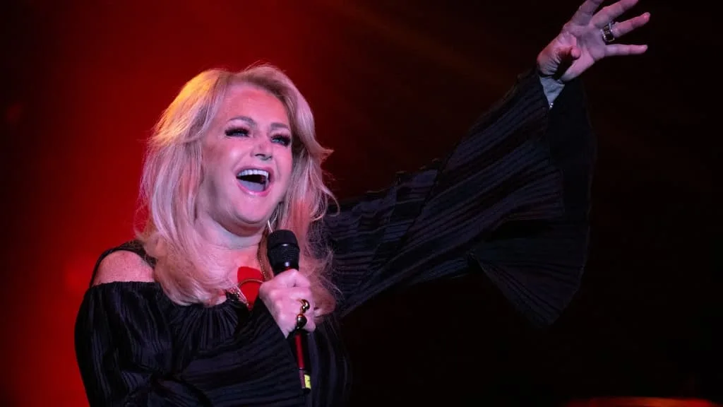 Dernier adieu à Bonnie Tyler sur l'air de "Total eclipse of the heart" au Pays de Galles