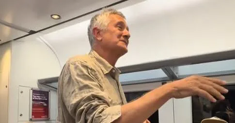 Irlande du Nord. Un Français reprend Les Champs-Élysées dans un train et devient viral
