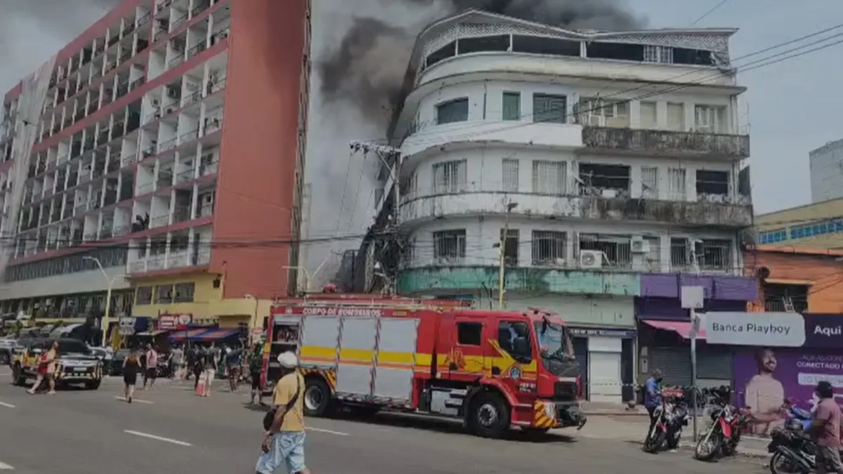 VÍDEO: incêndio atinge prédio no Centro de Manaus; fogo começou em restaurante e se espalhou para imóvel vizinho