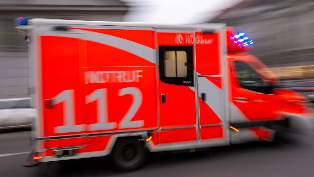 Zusammenstoß mit Auto: Fünfjährige beim Spielen angefahren und schwer verletzt