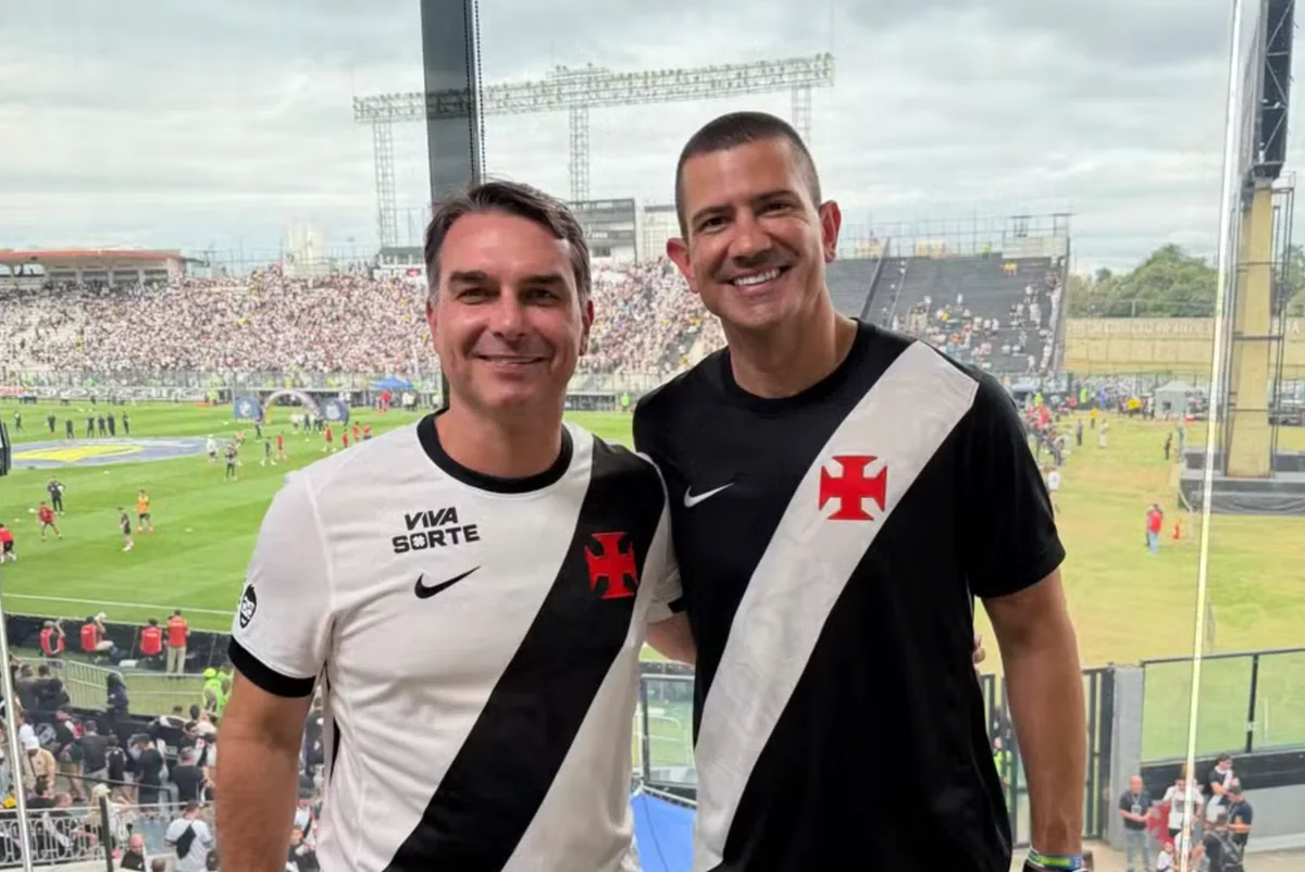 Flávio assiste à derrota do Vasco, encontra Neymar e é vaiado