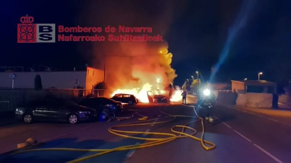 Un incendio en un camión se propaga a dos coches aparcados cerca de una gasolinera en Marcilla