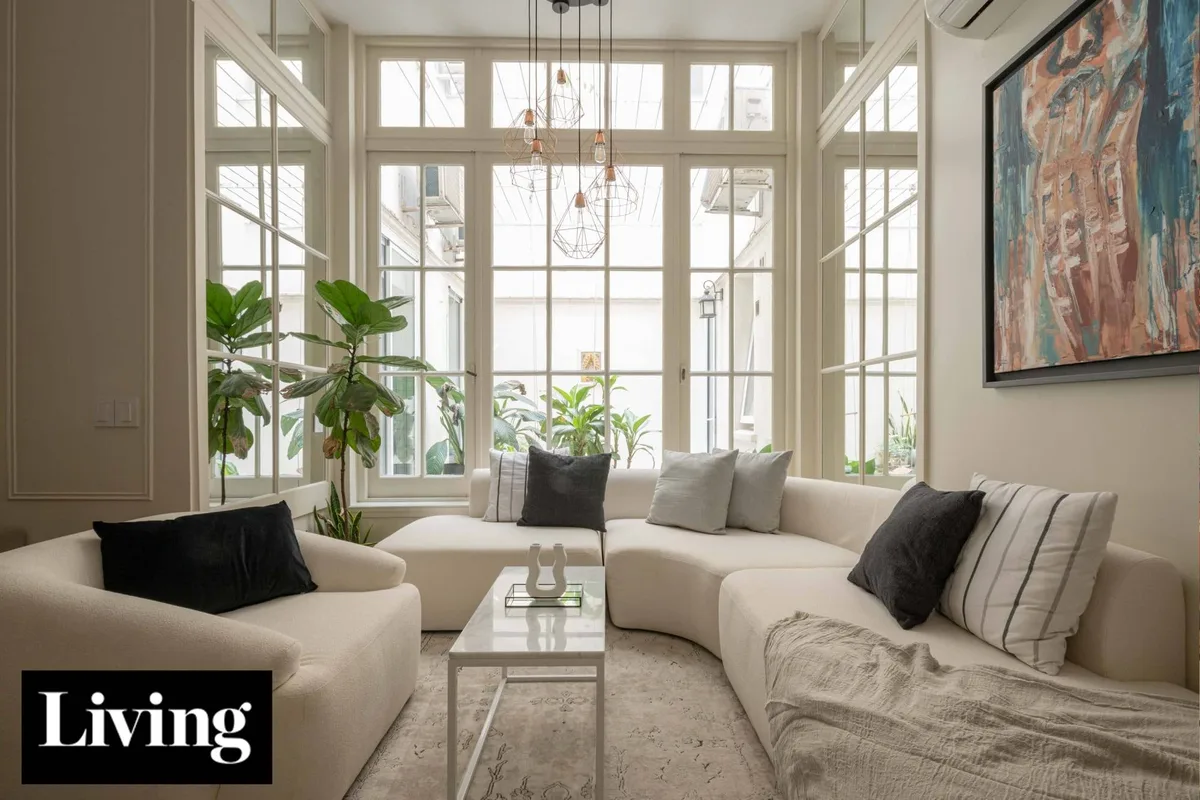Una planta baja en pleno Recoleta que es casi una casa con jardín y pileta