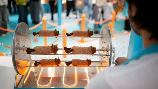 Jellycat in Berlin: Anstehen für Plüsch-Bratwürste auf dem Grill