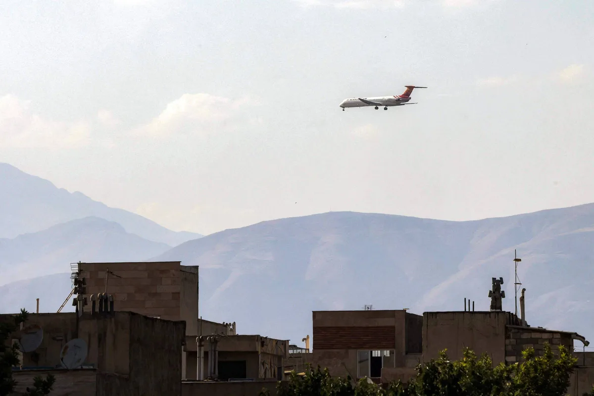 Partes de teto de avião se soltam com aeronave em movimento no Irã; veja vídeo