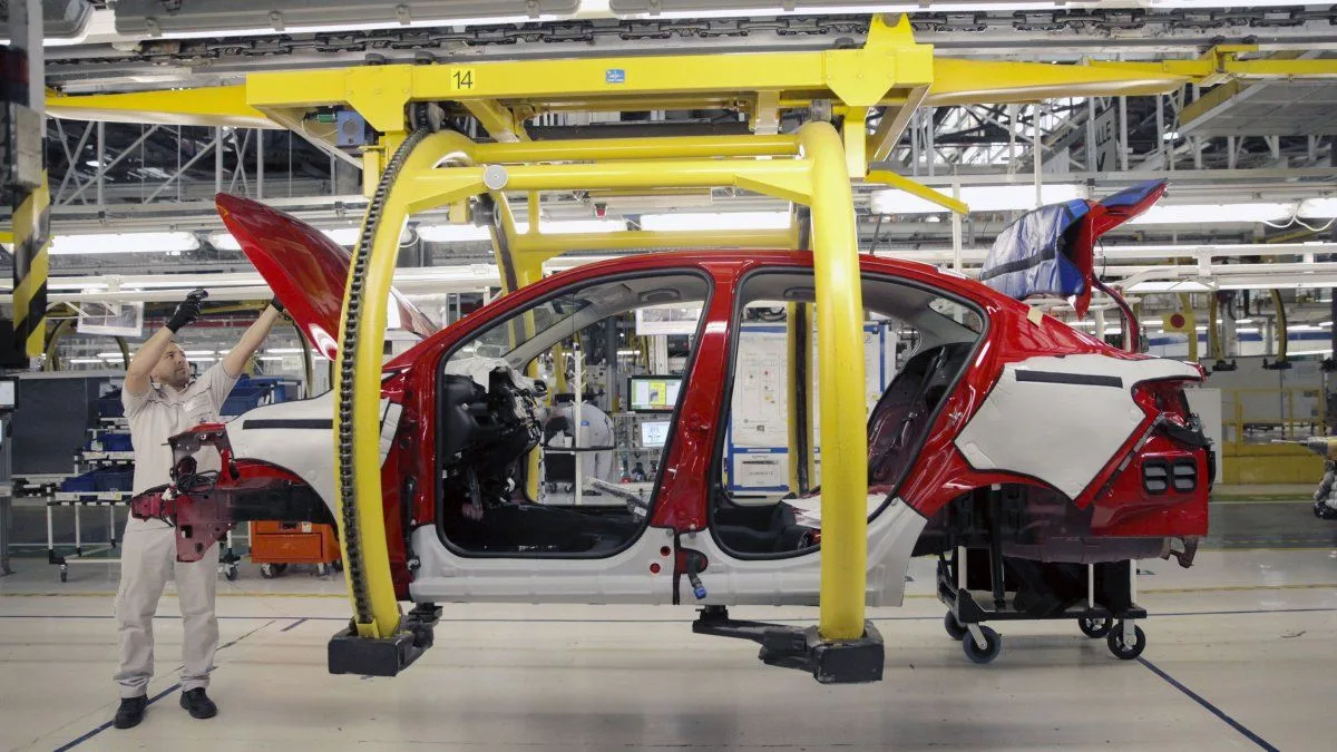 La industria automotriz cayó casi 7% en el primer semestre, pero anotó mejora mensual en junio