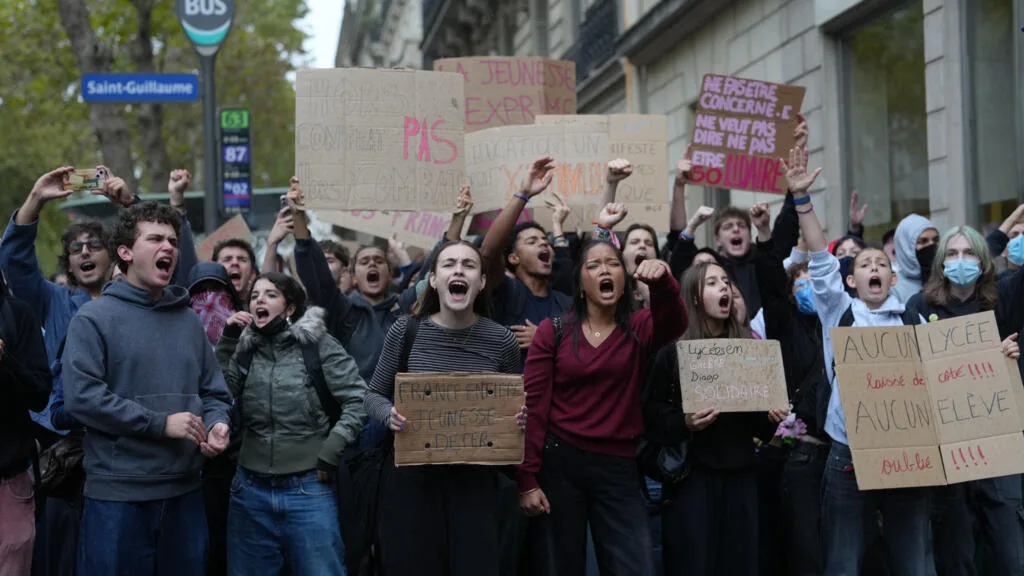 Estudantes voltam às ruas na França em '4º ato' de protestos por melhores condições de ensino