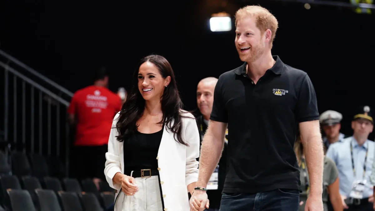 El entorno de Harry y Meghan confirma que, tras su vuelta, los duques de Sussex "siguen enfadados y esperan una disculpa"