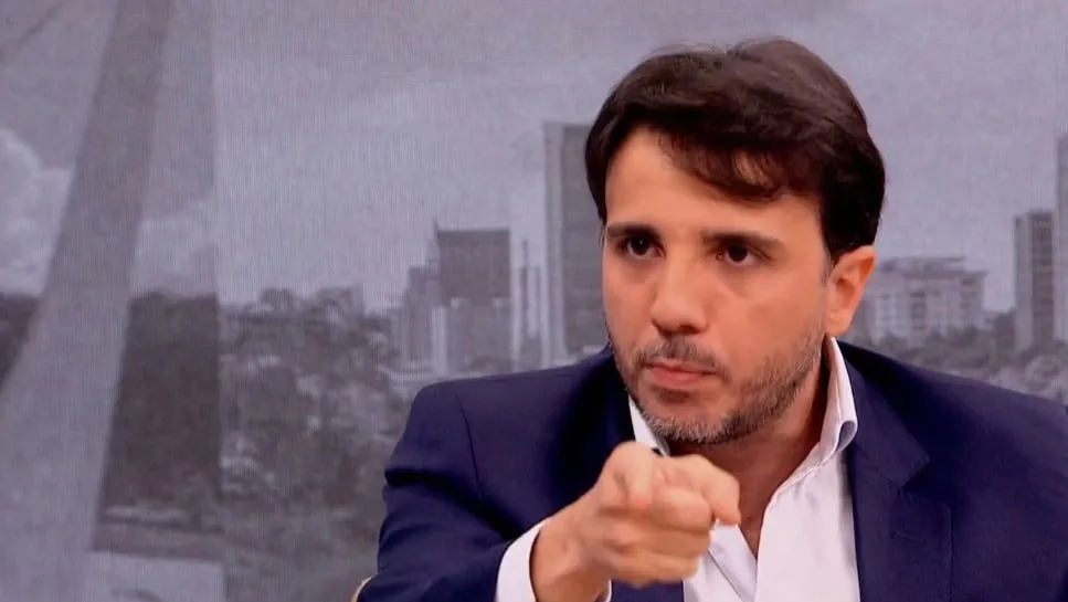 Renan Santos ataca Lula e Flávio Bolsonaro em estreia de campanha