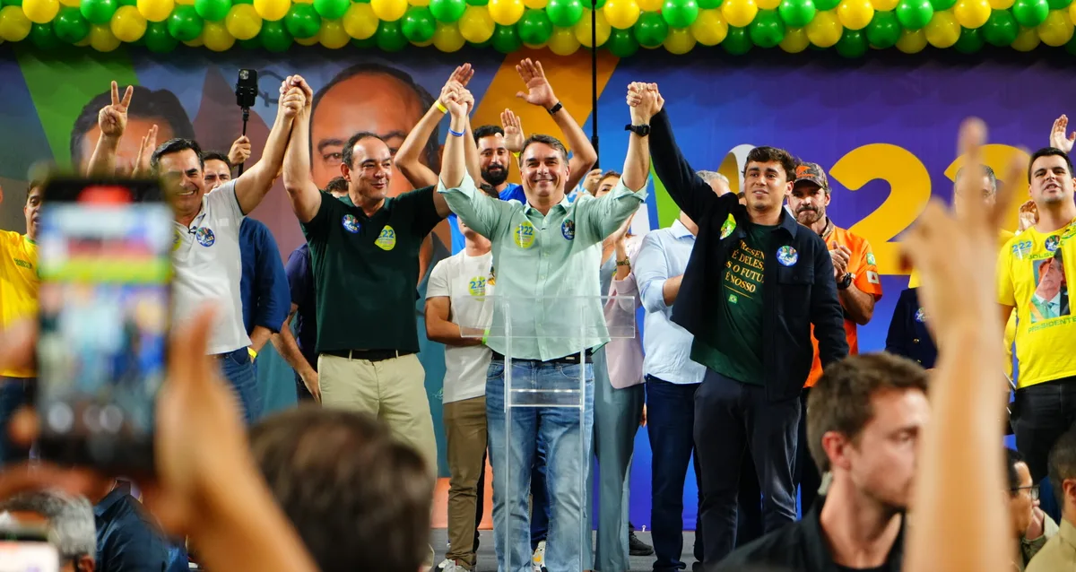 Sempre quis construir ponte e só quero paz para governar, diz Flávio Bolsonaro sobre STF