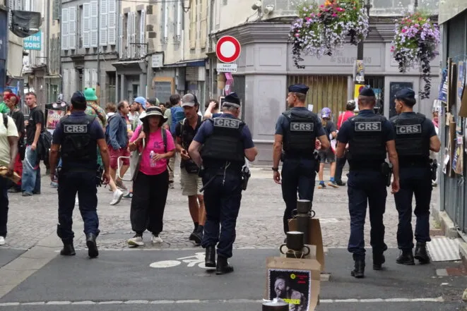 À Aurillac, le festival de théâtre de rue s’achève en manifestation contre les interventions policières