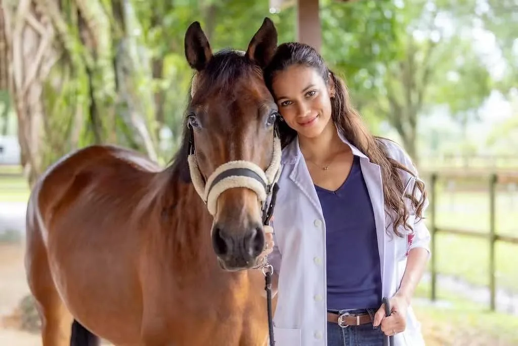 Alane Dias aparece caracterizada para estreia em novela da Globo