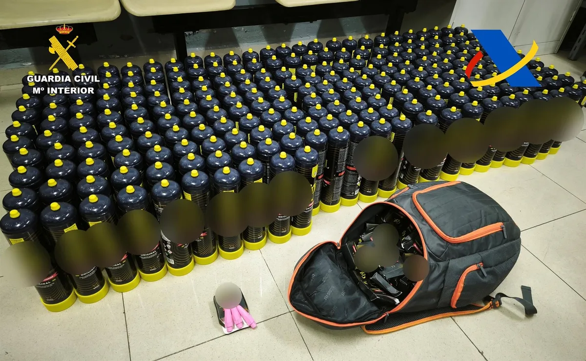 La Guardia Civil interviene en Melilla 235 botellas del "gas de la risa" en un vehículo procedente de Málaga