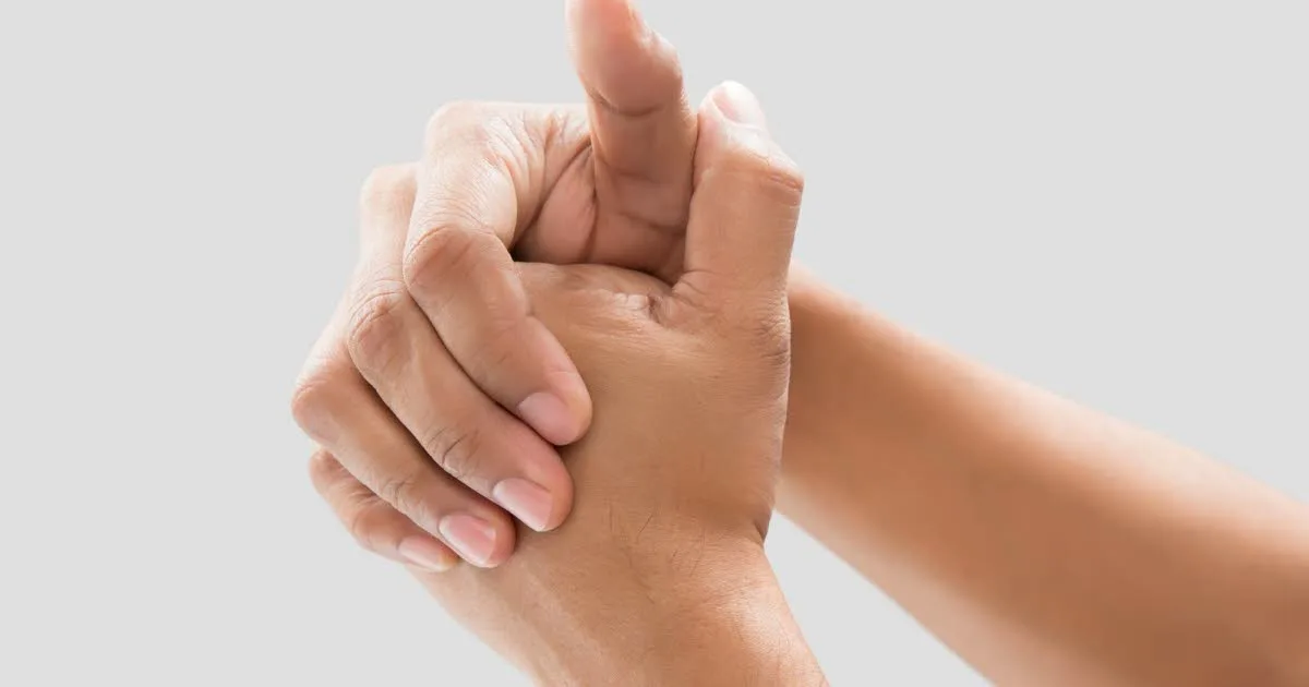 Santé. Se faire craquer les doigts, c'est dangereux pour vos articulations... ou pas ?
