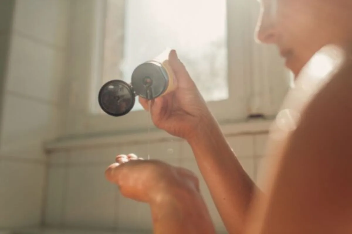 Shampoo antes ou depois do condicionador? Entenda o que muda no cabelo