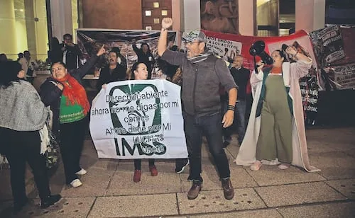 Gobierno: votó 60% en consulta del IMSS; trabajadores: "ganó el no"