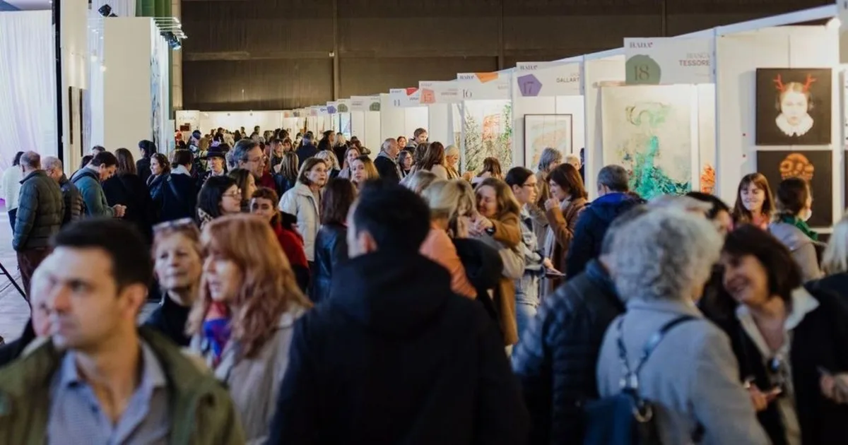 La feria de arte que eliminó a los intermediarios trajo a La Rural obras de promesas de la pintura, ceramistas y hasta arquitectos