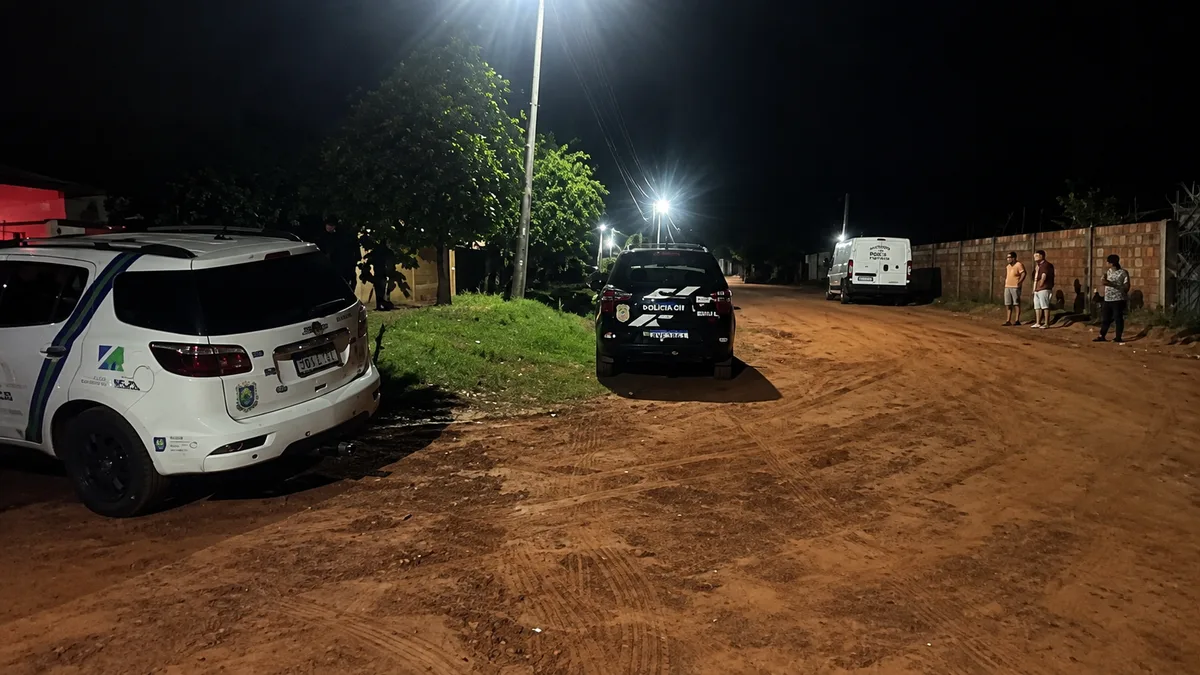 Duas mulheres e um homem são executados a tiros na cabeça dentro de casa