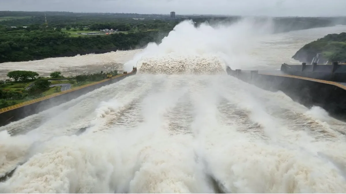 VÍDEO: após abrir seis comportas, vertedouro de Itaipu libera volume de água sete vezes maior que vazão média das Cataratas do Iguaçu