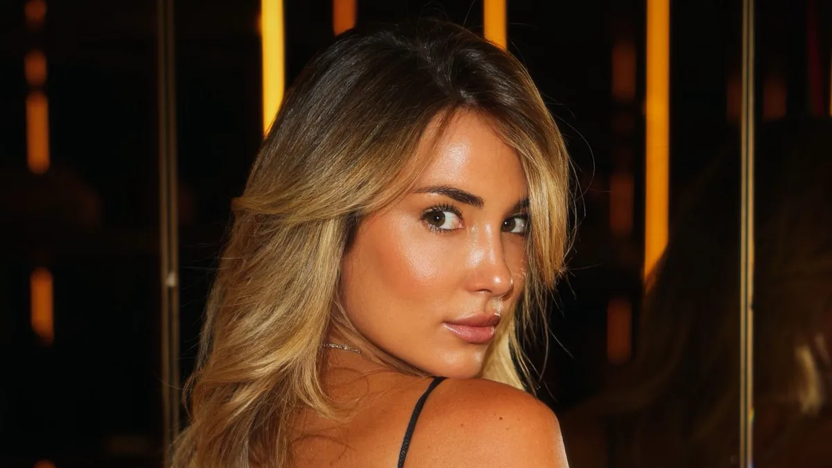 Alice Campello confirma el regreso del eyeliner negro de los 90: "No hace los ojos más pequeños, les da protagonismo", dice nuestra maquilladora