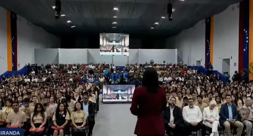 Más de 400 bachilleres se graduaron con promedio de 20 puntos: Estos serán sus beneficios, según Delcy Rodríguez