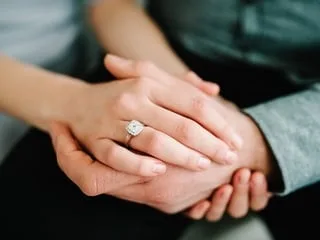 « La tenue des soirées réconfortantes » : ce couple du Pas-de-Calais s’est marié… en pyjama
