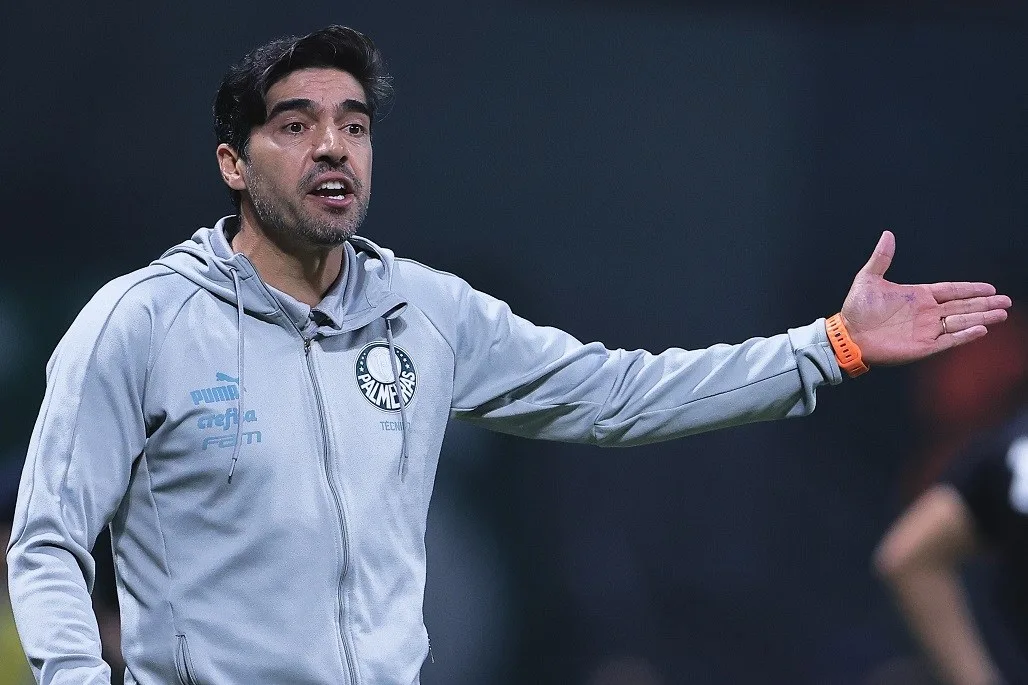 Abel Ferreira é suspenso durante três jogos por chutar microfone durante partida