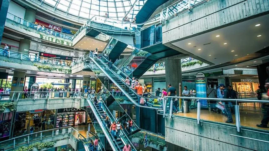 ¿Reducirán horarios de los centros comerciales? Las medidas que están aplicando por ahorro energético