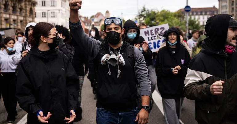 Do Rolex ao lema ACAB. Uma tarde nos protestos em França