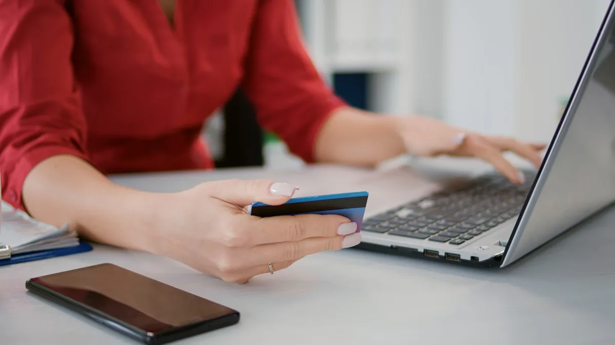 Detran/ES libera pagamento e parcelamento de débitos no cartão de crédito