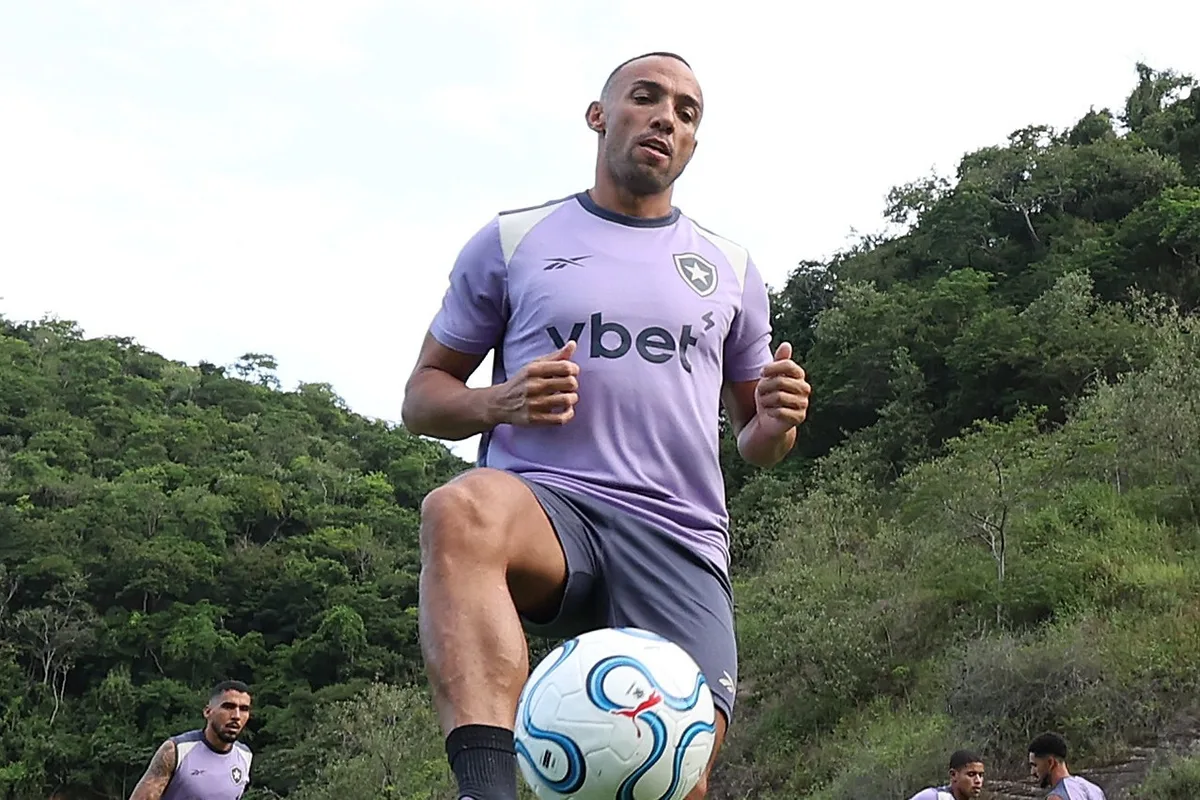 Marçal é denunciado no STJD por expulsão em Botafogo x Fluminense