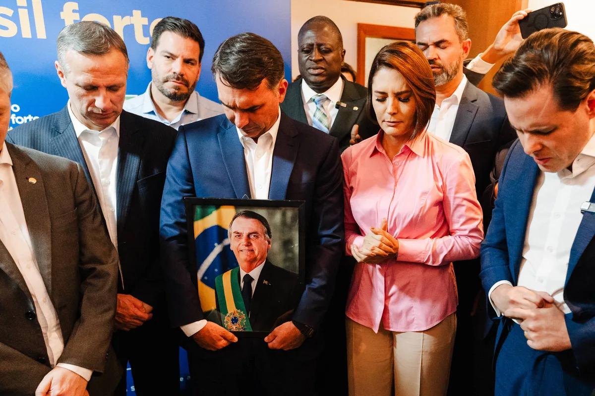 Michelle cita prisão de Bolsonaro, fala em equilibrar Poderes e publica vídeo sorrindo com Flávio