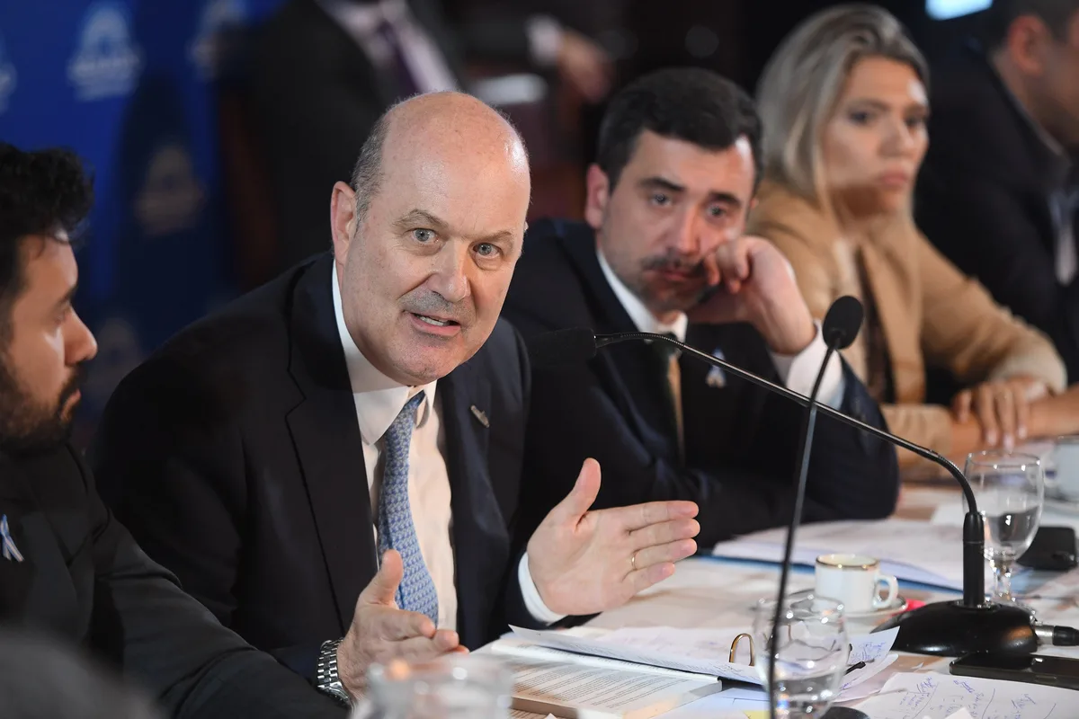 Sturzenegger reavivó la pelea con los prácticos tras el paro que paralizó los puertos: “Es club de 300 personas”