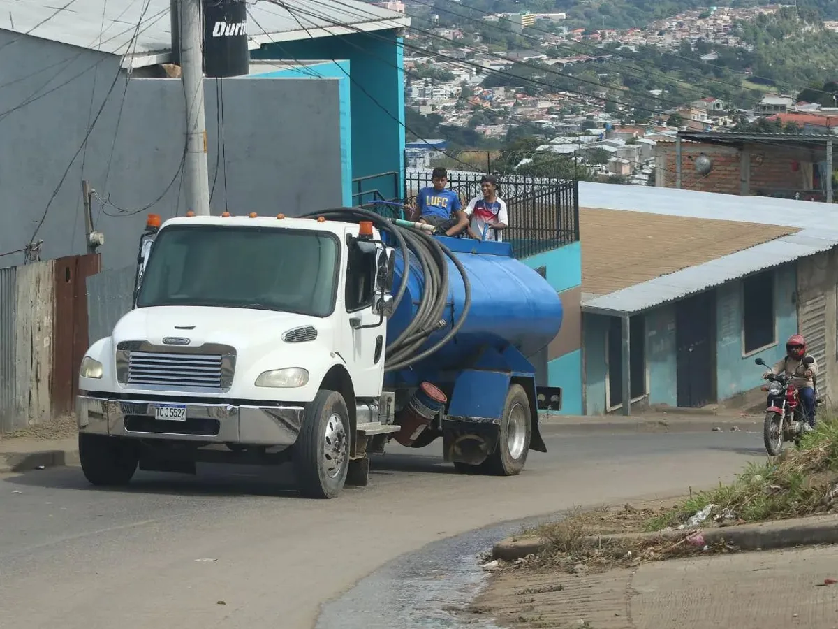 Escasez de agua en Honduras dispara el precio de las cisternas hasta USD 78 en la capital