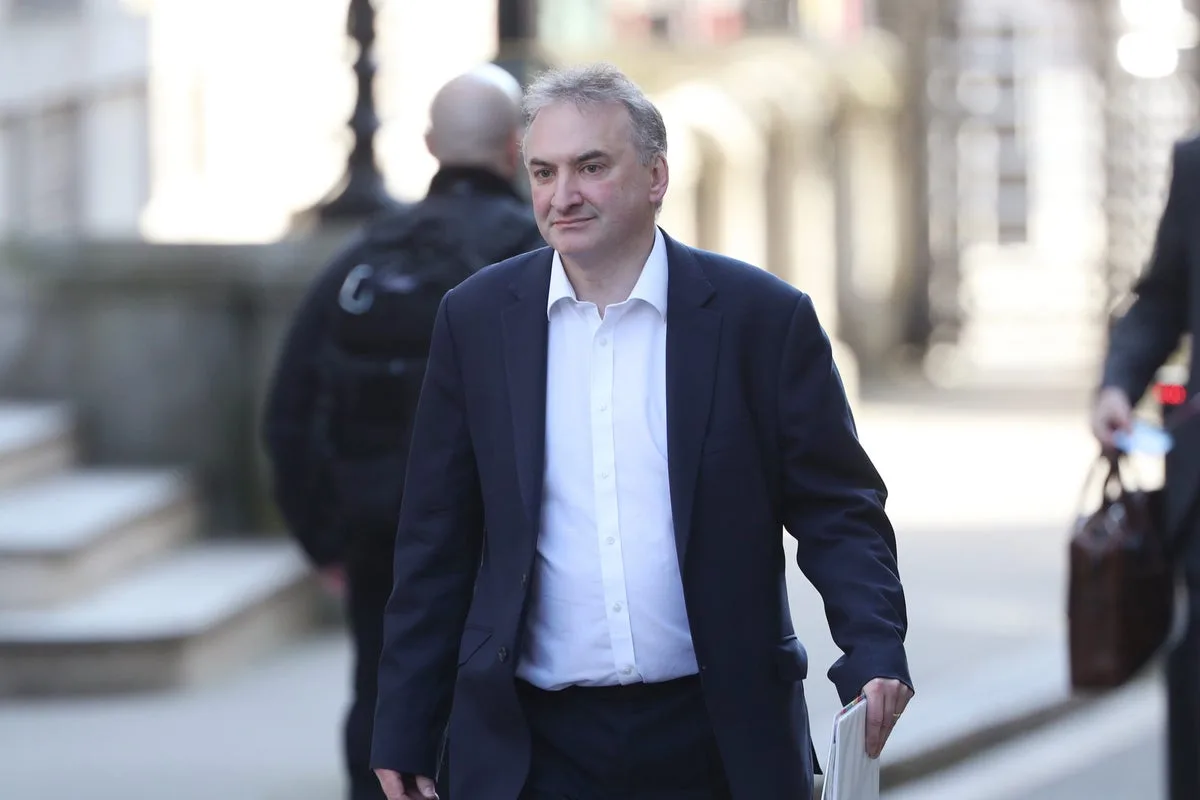 Former cabinet secretary handed record-breaking £860,000 payout after being forced out, report reveals