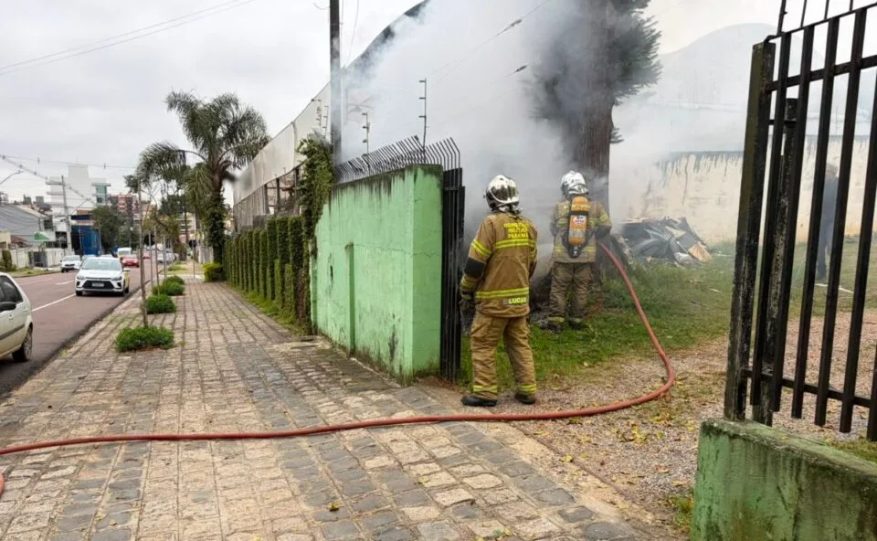 Dono de oficina mecânica chega para trabalhar, encontra incêndio no local e fogo mobiliza Corpo de Bombeiros, em Curitiba