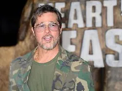Passend zu "Eiserne Wildnis" : Brad Pitt setzt bei Filmpremiere auf Camouflage