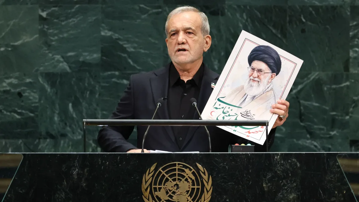 Liveblog Irankrieg: Irans Präsident hält Bild von Chamenei während UN-Generaldebatte hoch